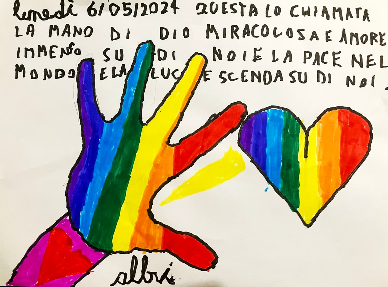 Disegno di Alberto: una mano e un cuore arcobaleno, con una preghiera manoscritta per la pace nel mondo. 6 maggio 2024.